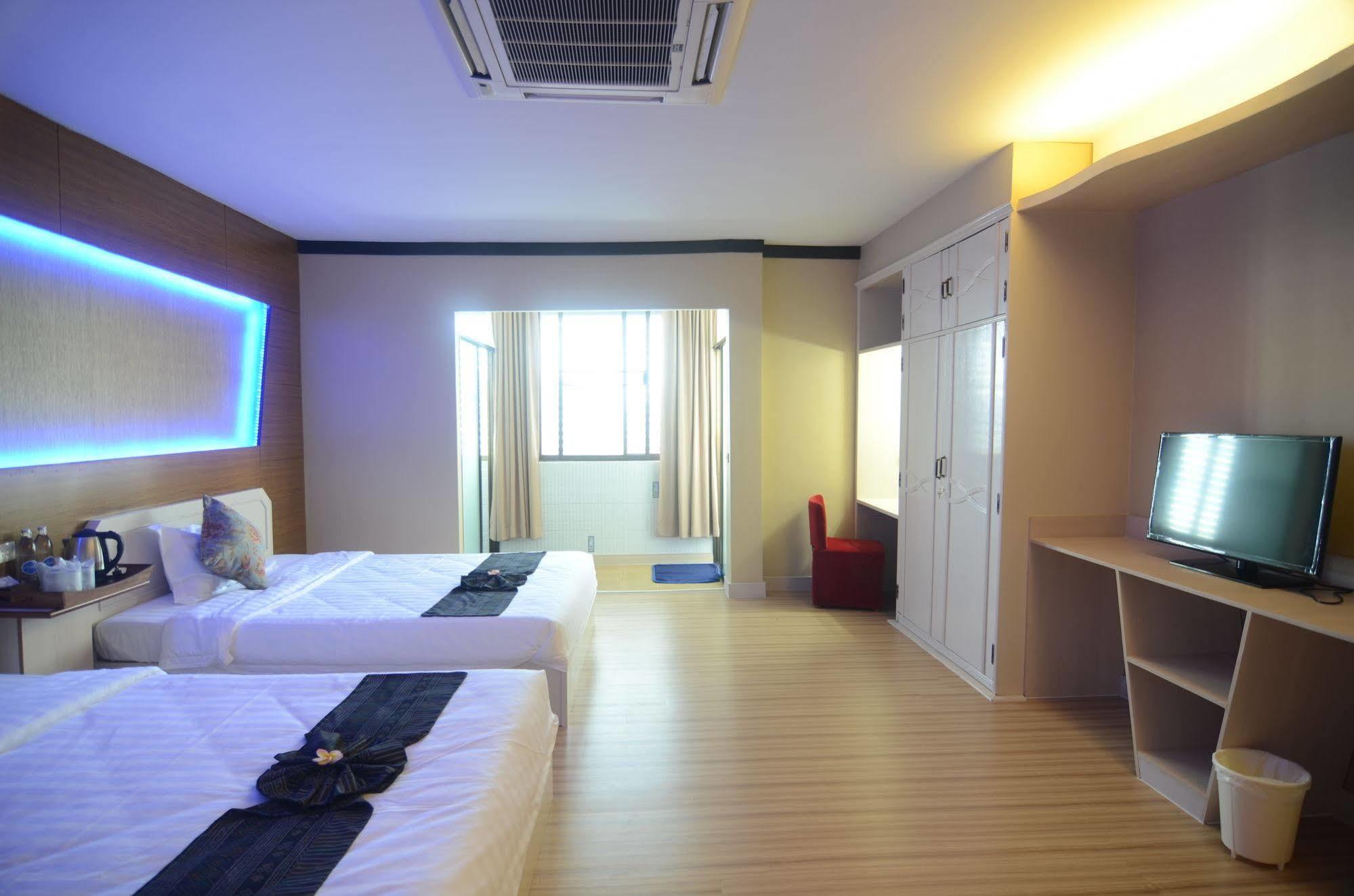 Hotel Centro Cnx à Chiang Mai Extérieur photo