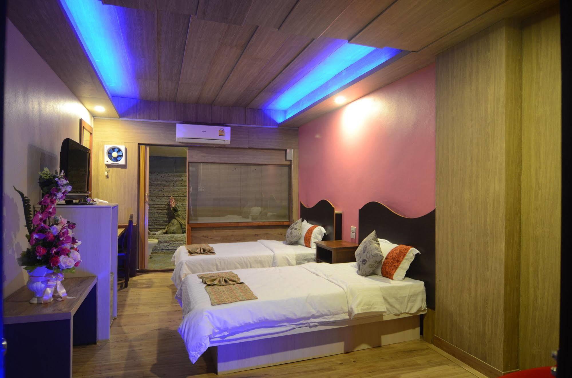 Hotel Centro Cnx à Chiang Mai Extérieur photo