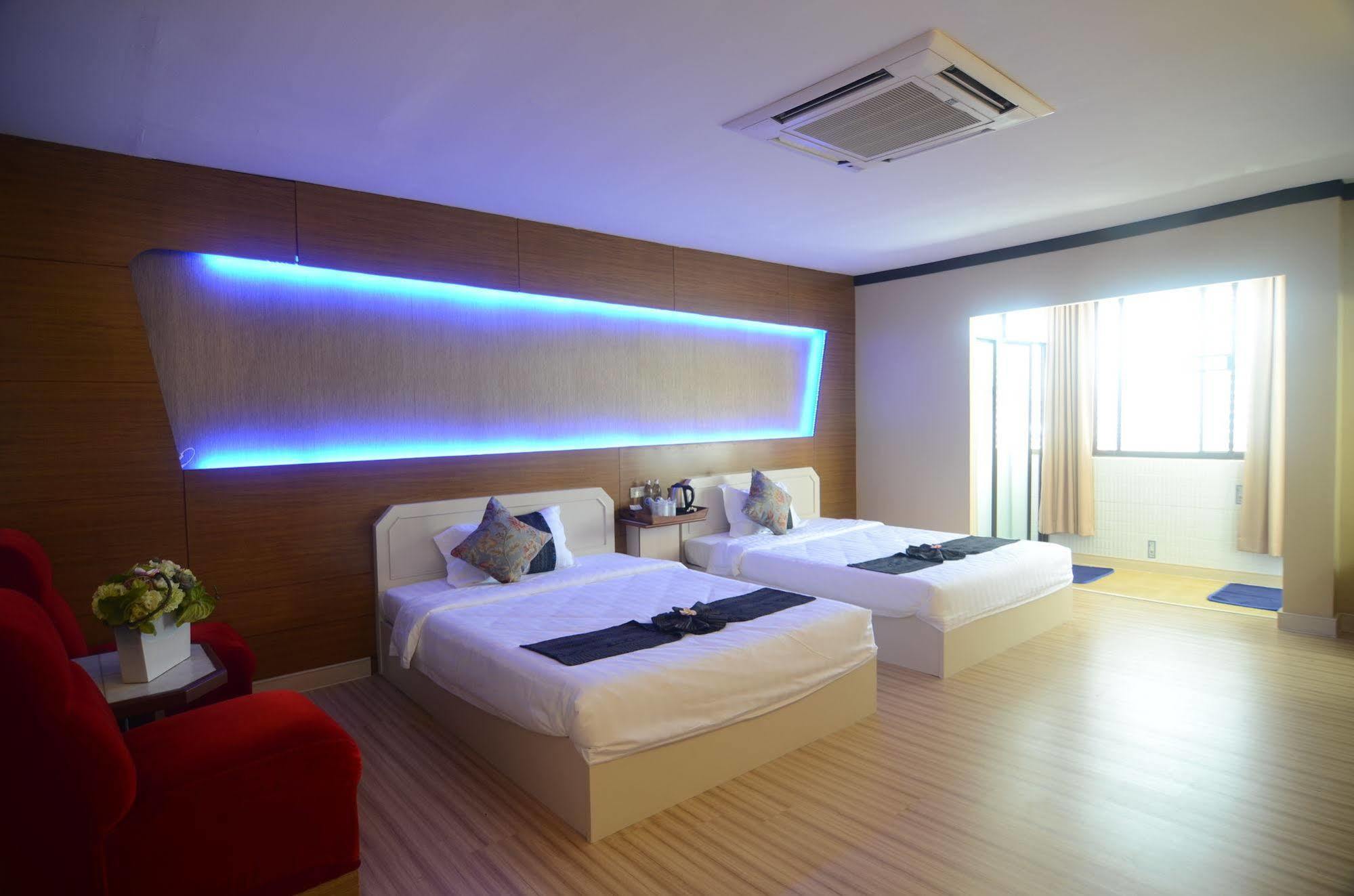 Hotel Centro Cnx à Chiang Mai Extérieur photo