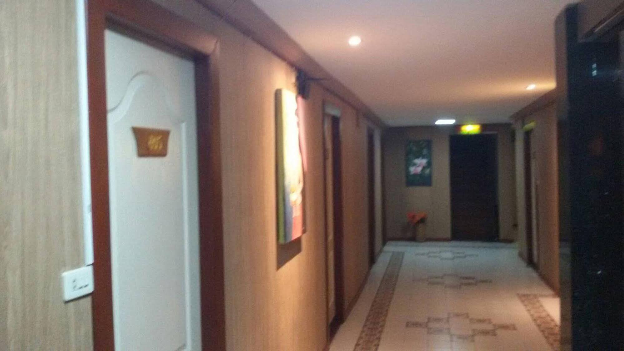 Hotel Centro Cnx à Chiang Mai Extérieur photo