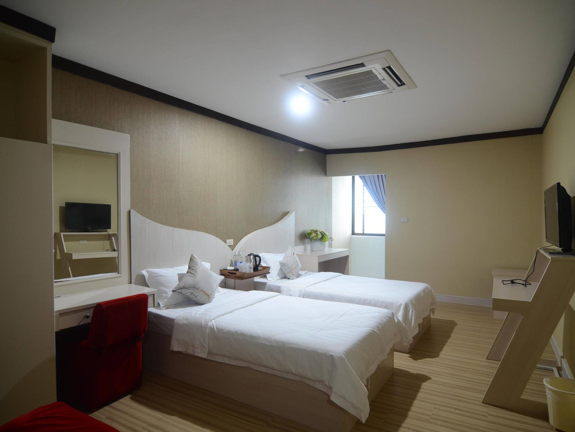 Hotel Centro Cnx à Chiang Mai Extérieur photo
