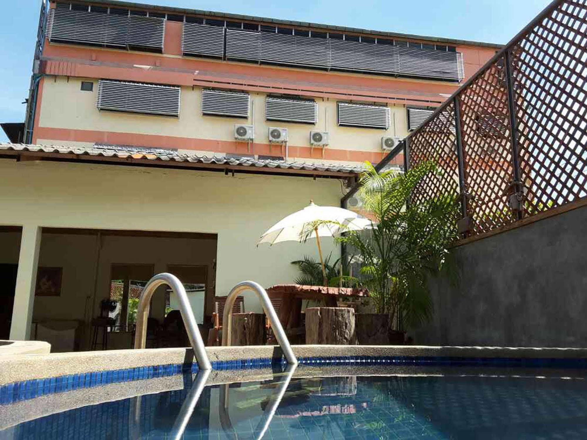 Hotel Centro Cnx à Chiang Mai Extérieur photo