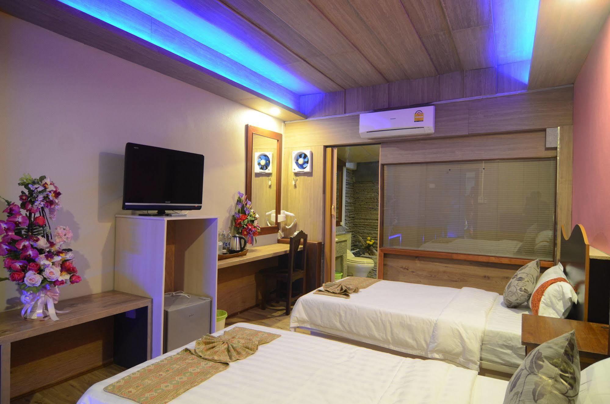 Hotel Centro Cnx à Chiang Mai Extérieur photo