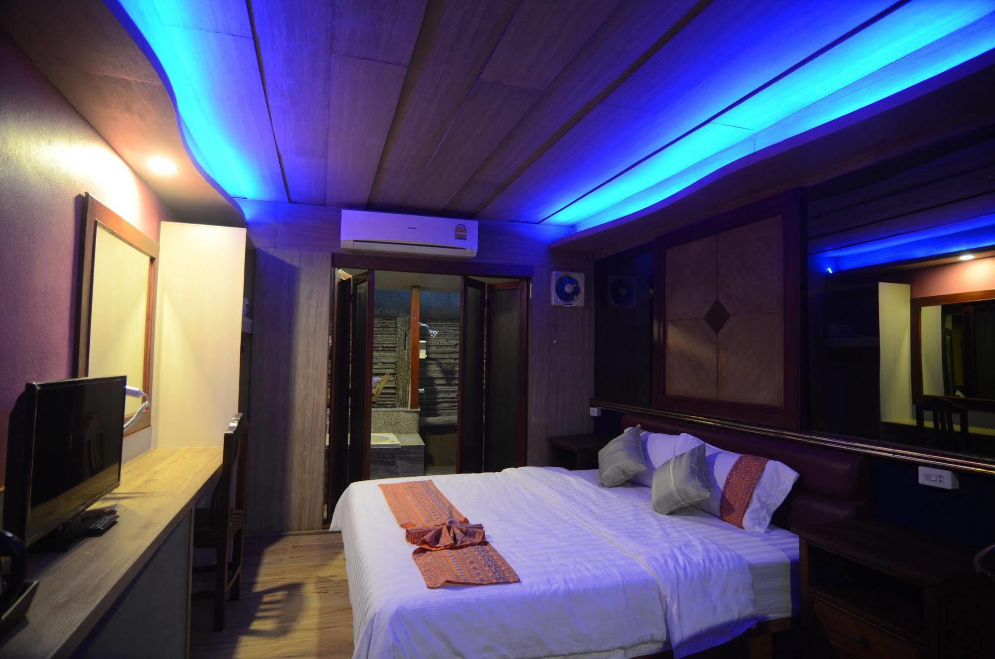 Hotel Centro Cnx à Chiang Mai Extérieur photo
